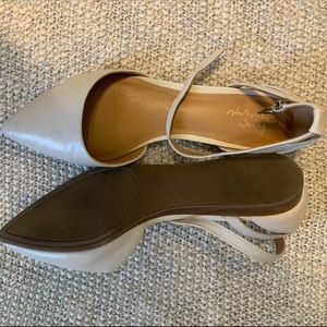 Beige pointy toe, strappy heel flat, Crown Vintage, size 10